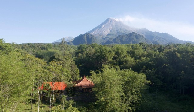 Private nature estate near Mt Merapi, Yogyakarta, stylish villa 4/6 persons in Kabupaten Sleman