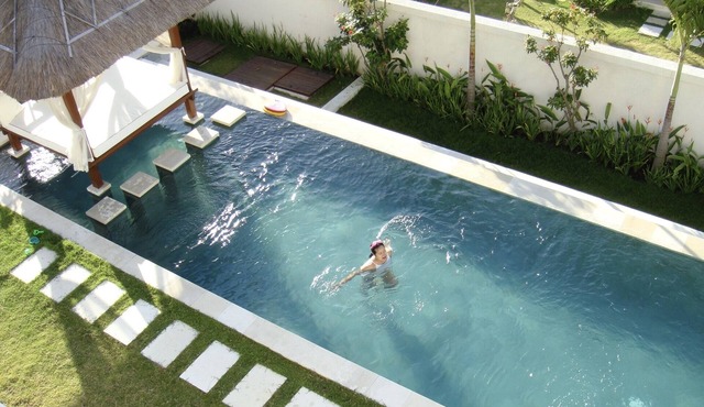 Private villa; big garden and 3 BR, outdoor pool, internet, daily cleaning in nusa dua