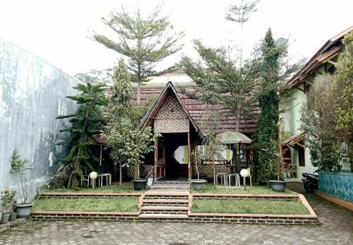 Puri Cikole Asri Guest House in Tangkubanperahu