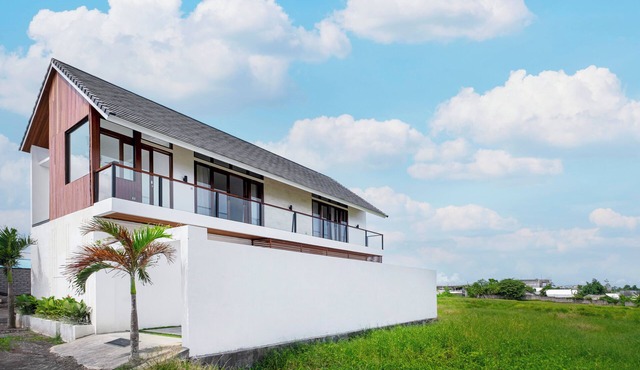 Quiet 3BR Villa with Ricefield View and Private Pool, 5 Mins to beach in Badung Regency