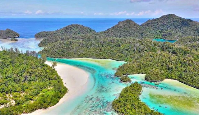 Raja ampat travel in Sorong