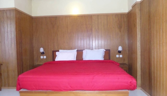 Red Double Bedroom near active volcano Bromo in Ngadisari