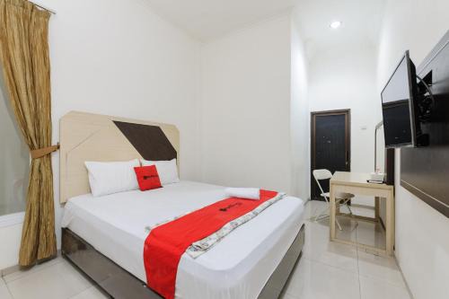 RedDoorz at Jatiwaringin near Exit Toll Pondok Gede in Pangkalan