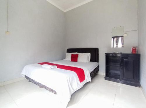 RedDoorz at Penginapan Hello Pacitan in Pacitan