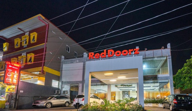 RedDoorz near Bahu Mall Manado in Malalayang