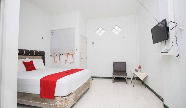 RedDoorz near Bundaran Kecil Palangkaraya in Palangkaraya