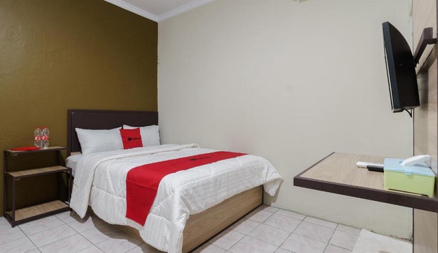 RedDoorz near Cikampek Mall Karawang in Karawang
