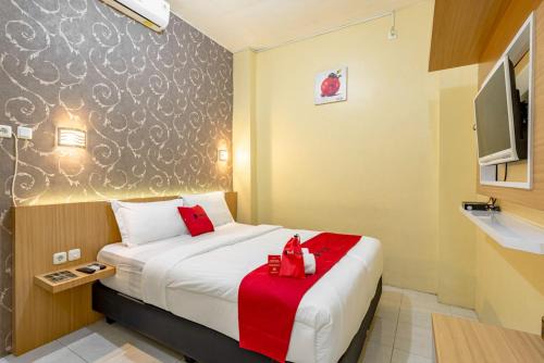 RedDoorz near Dino Park in Malang