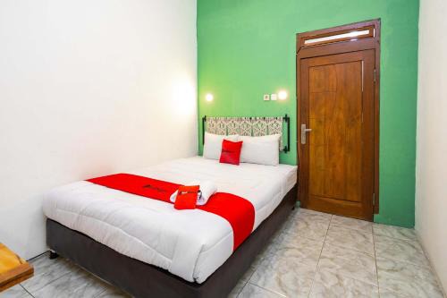 RedDoorz near Exit Toll Tanah Baru Bogor in Bogor