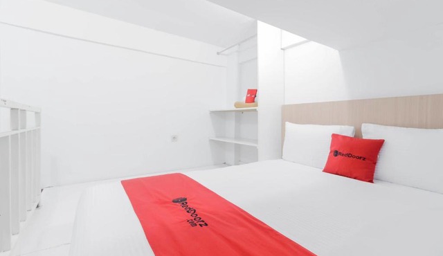 RedDoorz near Hayam Wuruk Plaza in Jakarta