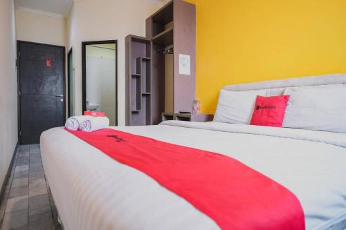 RedDoorz near ITC Cempaka Mas in Jakarta