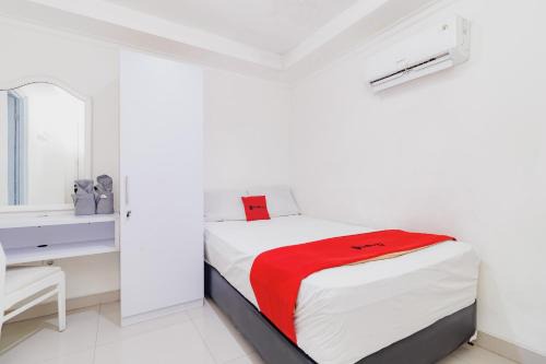 RedDoorz near Jakarta International Velodrome in Jakarta