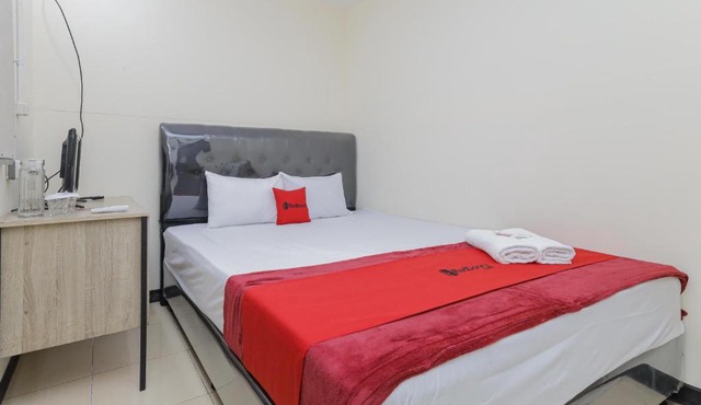 RedDoorz near RS Sari Asih Ciledug in Jakarta