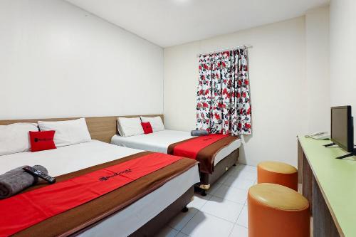 RedDoorz near Taman Safari 3 in Campaka