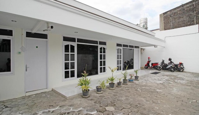 RedDoorz near Terminal Tirtonadi in Solo