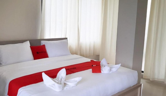 RedDoorz Plus @ Bitung City Center in Bitung
