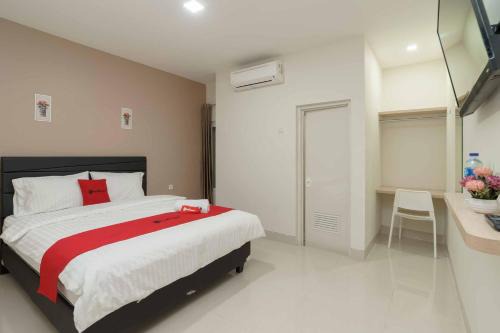 RedDoorz Plus near Eka Hospital BSD 5 in Tangerang