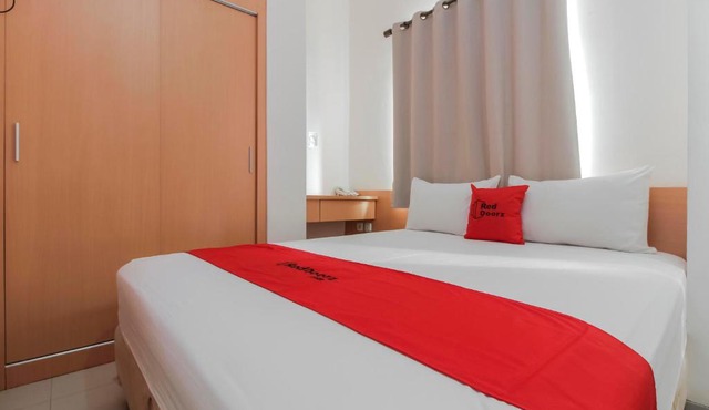 RedDoorz Plus near Galaxy Bekasi in Bekasi