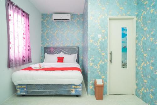 RedDoorz Plus near ITC Cempaka Mas 2 in Jakarta