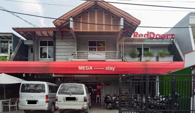 RedDoorz Plus near Mall Kelapa Gading in Jakarta