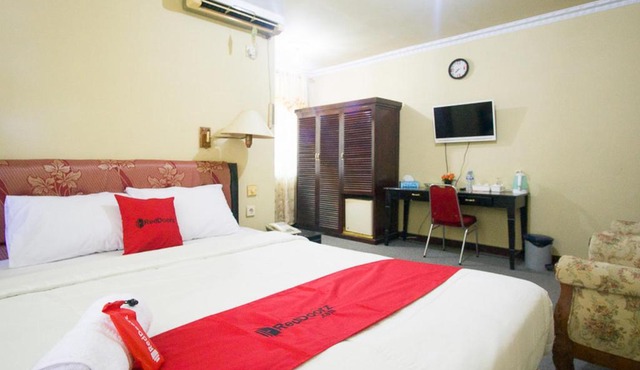 RedDoorz plus near Pelabuhan Bitung in Bitung