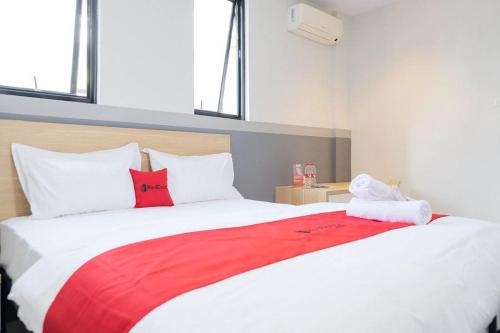 RedDoorz Plus near Taman Anggrek Mall in Jakarta