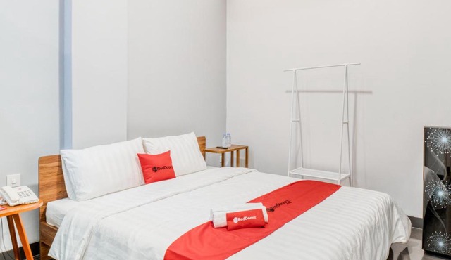 RedDoorz Plus near Taman Ismail Marzuki in Jakarta