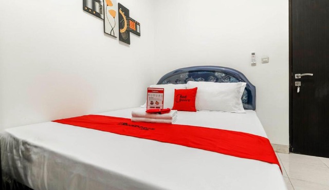 RedDoorz Plus near Trisakti University in Jakarta