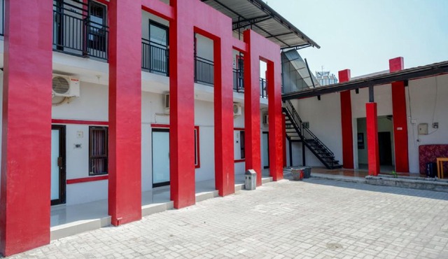 RedDoorz Syariah near Alun Alun Tegal in Tegal