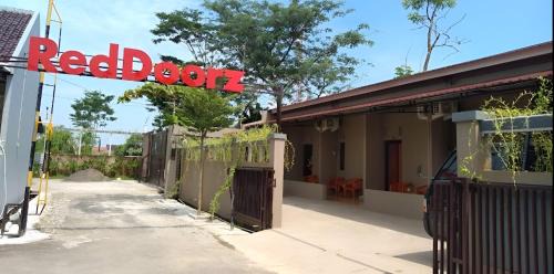 RedDoorz Syariah near Exit Tol Pemalang Comal 2 in Comal