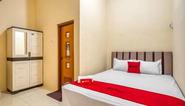 RedDoorz Syariah near Kebon Rojo Park Blitar in Karangtengah