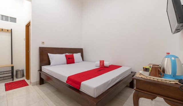 RedDoorz Syariah near Summarecon Mall Bekasi in Kayuringin