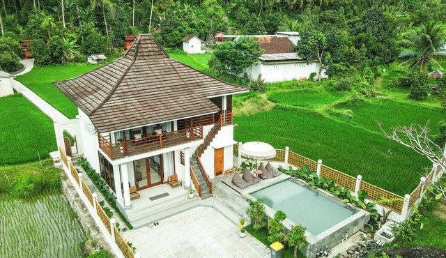 Relaxing Three bedroom villa Private Pool with kitchen in Nusa Tenggara Bar.