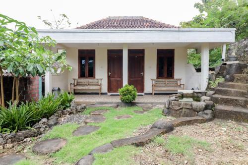 Rock Garden Homestay & Resto in Tepus