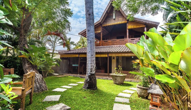 Romantic Joglo Villa Near Lovina Beach & Center in Buleleng