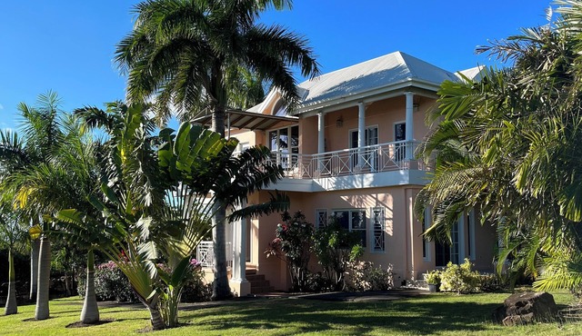 Royal Palm Villas, #1 Location. Minutes to Pinney's Beach, with AC Bedroom