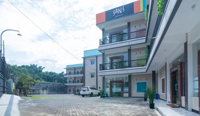 Sans Hotel Queen Batu in Sumberbrantas