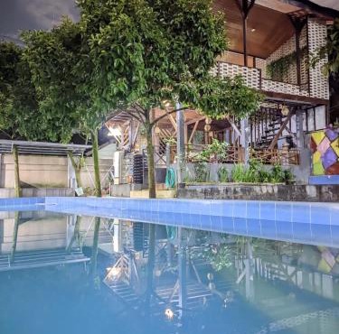 Sarasutha hotel and pool in Lembuak