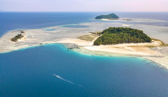Saronde Island Resort Blue Bay Divers in Kuandang