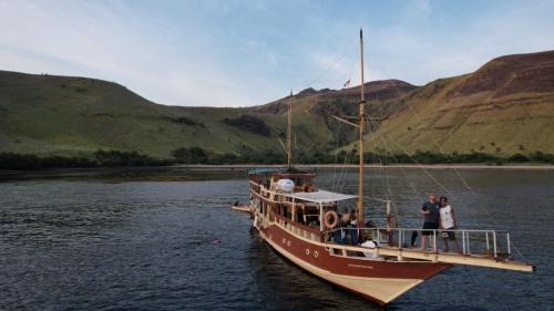 Semi Phinisi boat Labuan Bajo Komodo Tour in Pulau Kukusan