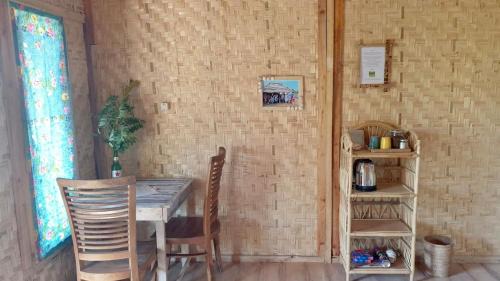 Slow Loris Cabin in Gili Sudak