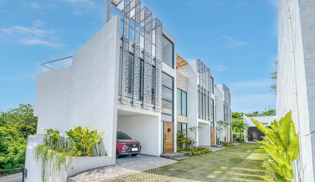 Snow White Villa 1 3-Bedroom Haven near the Beach in Kutuh