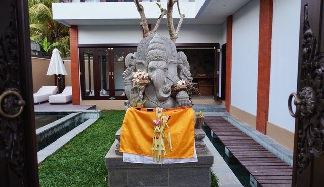 Spacious 2-bedroom villa in delightful Saba, Gianyar with WiFi, AC, Rooftop in Blahbatuh