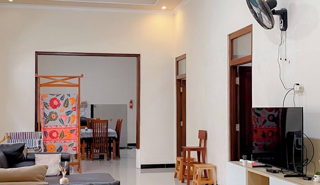 Spacious 3-BR Family Guest House in Central Solo with Kitchen & Laundry in Surakarta