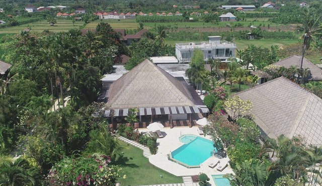 Spacious 5-bedroom beachfront villa with Fitness, Spa & WiFi close to Lovina in Buleleng