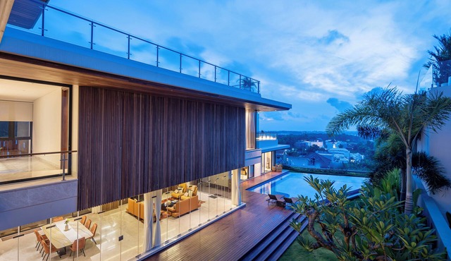 Spacious 5-bedroom villa in lovely Bali near Savaya in Ungasan