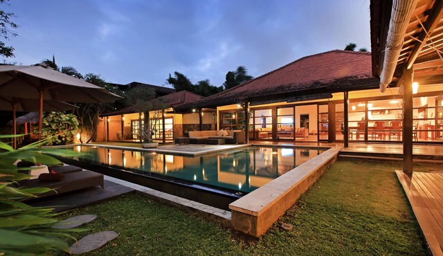Spacious and comfortable 4 Bedrooms villa near the beach, great location in Seminyak