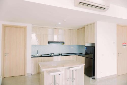 Spacious and Elegant 2BR with Private Lift at Hillcrest House Apartment By Travelio in Tangerang