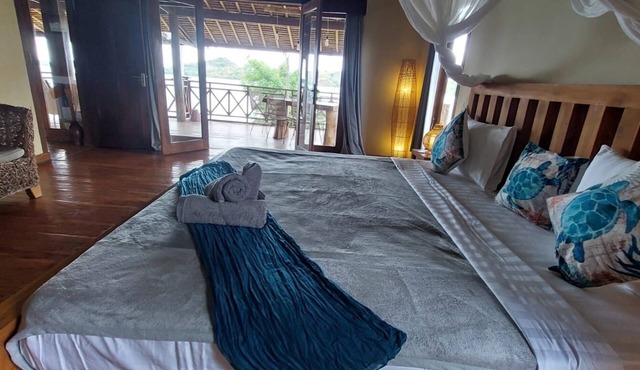 Spacious family Villa with freshwater pool, private garden, South West Lombok in Sekotong Barat