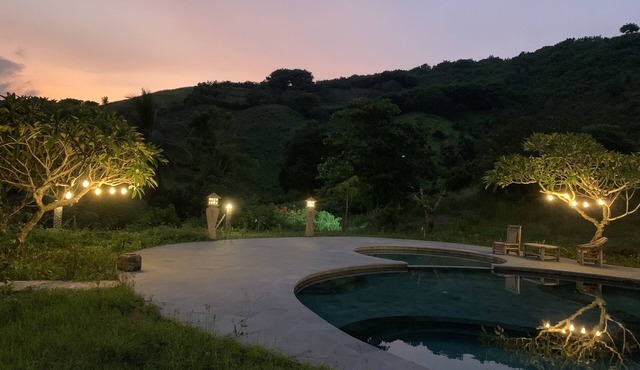 Spacious Family Villa with en-suite bedrooms aircon and freshwater swimming pool in Sekotong